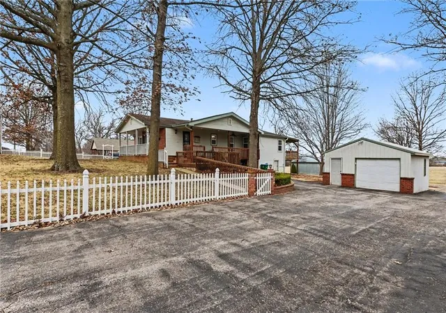 Photo 3 of Single family home for sale at 1492 SW Hook Rd, Lees Summit, MO 64082 | MLS# 2603416 | Listing updated on 2026-08-21