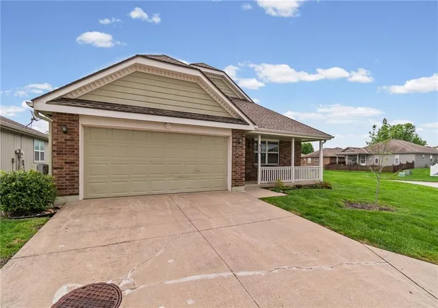 3rd image of 515 S Saturn Dr, Raymore, MO 64083 | MLS# 2603468