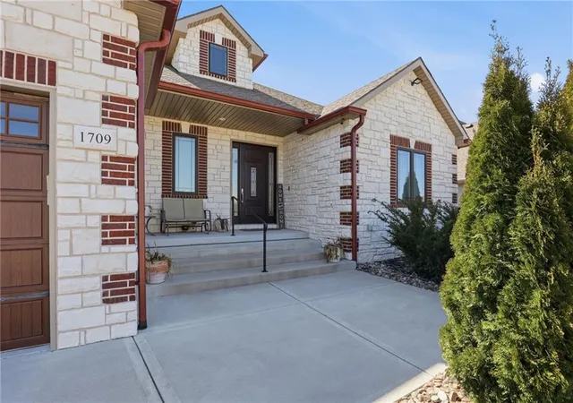Photo 2 of Single family home for sale at 1709 SW 27th Street, Lee's Summit, MO 64082 | MLS# 2603535 | Listing updated on 2026-06-29