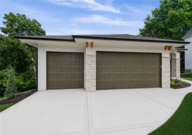 Photo 3 of Single family home for sale at 10410 River Hills Dr, Kansas City, MO 64152 | MLS# 2603691 | Listing updated on 2026-09-04
