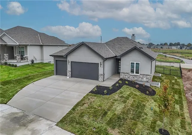 Photo 2 of Sale Pending at 24612 W 60th Terrace, Shawnee, KS 66226 | MLS# 2604036 | Listing updated on 2026-10-15