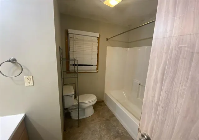 Photo 4 of Sale Pending at 1012 Magnolia St W, Excelsior Springs, MO 64024 | MLS# 2604278 | Listing updated on 2026-08-26