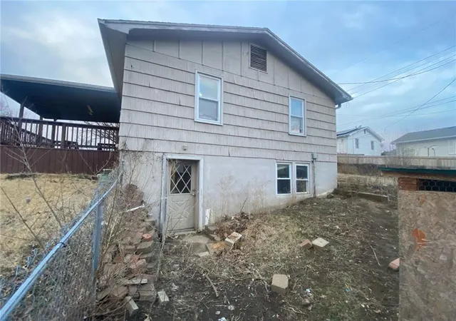 Photo 5 of Sale Pending at 1012 Magnolia St W, Excelsior Springs, MO 64024 | MLS# 2604278 | Listing updated on 2026-08-26