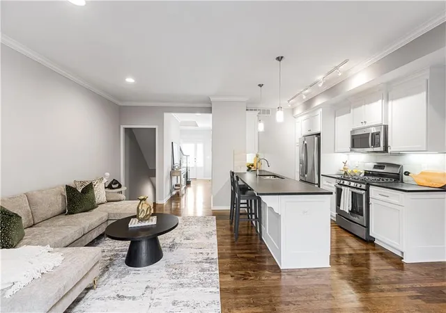 1st image of 4450 Summit St, Kansas City, MO 64111 | MLS# 2604557