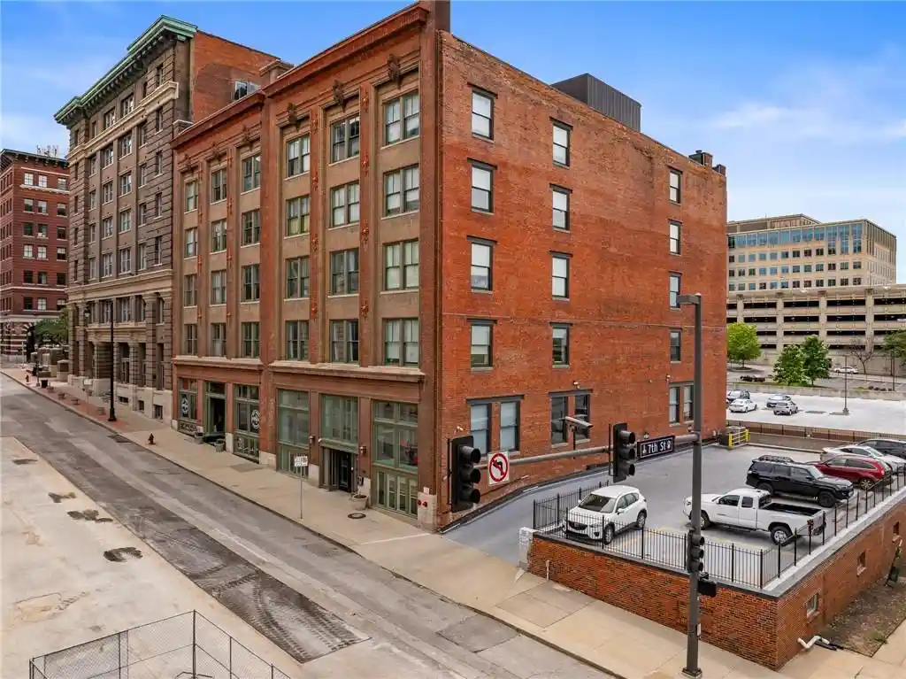Listing Photo 2 - Condo for sale in 700 Broadway Blvd located at 700 Broadway Blvd, Kansas, MO 64105 - Unit #210