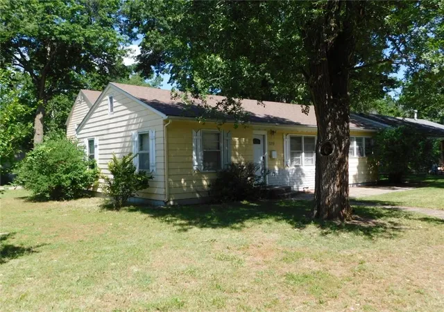 2nd image of 529 Hobson Pl, Pittsburg, KS 66762 | MLS# 2604707