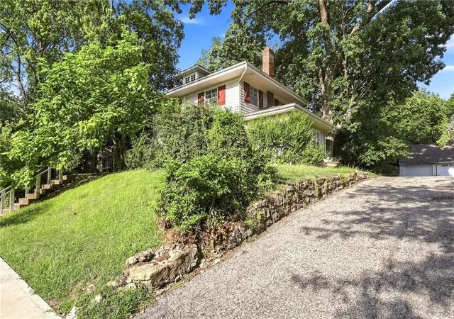 Photo 3 of Single family home for sale at 3413 W Coleman Rd, Kansas City, MO 64111 | MLS# 2604890 | Listing updated on 2026-10-20