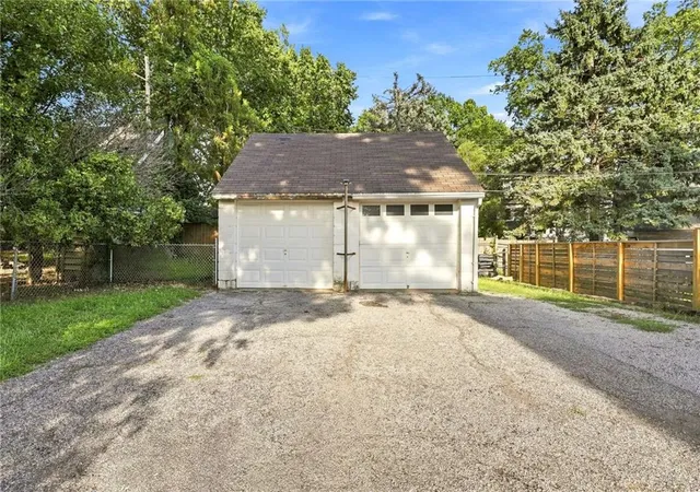 33rd image of 3413 W Coleman Rd, Kansas City, MO 64111 | MLS# 2604890