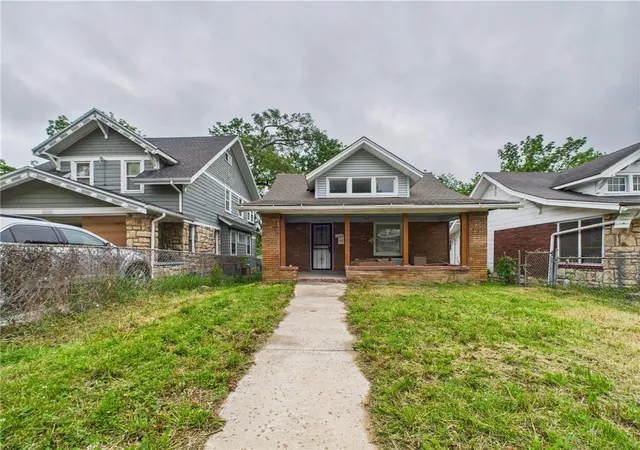 Homes for sale in Kansas City, MO | 5611 Olive St, Kansas City, MO 64130 | MLS# 2605003