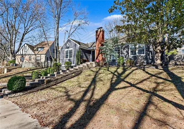 3rd image of 210 E Winthrope Rd, Kansas City, MO 64113 | MLS# 2605102