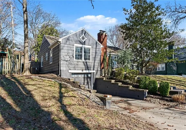 4th image of 210 E Winthrope Rd, Kansas City, MO 64113 | MLS# 2605102