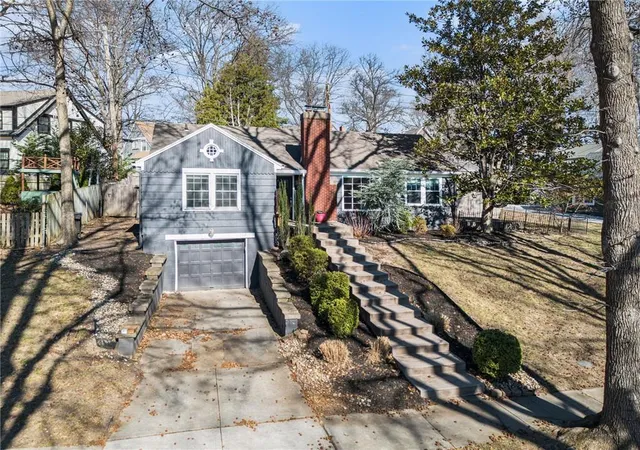 5th image of 210 E Winthrope Rd, Kansas City, MO 64113 | MLS# 2605102