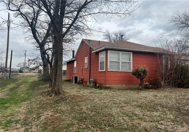 3rd image of 206 W Bradley St, Sedan, KS 67361 | MLS# 2605233