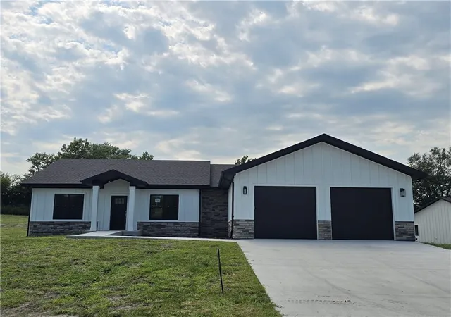 1st image of 1005 George Ct, Effingham, KS 66023 | MLS# 2605299