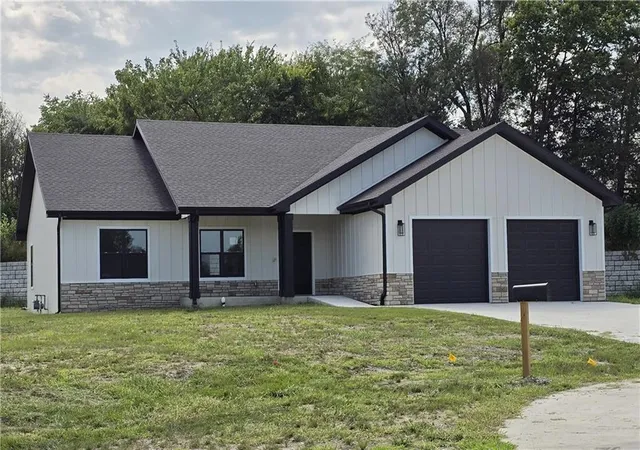 1st image of 1007 George Ct, Effingham, KS 66023 | MLS# 2605302