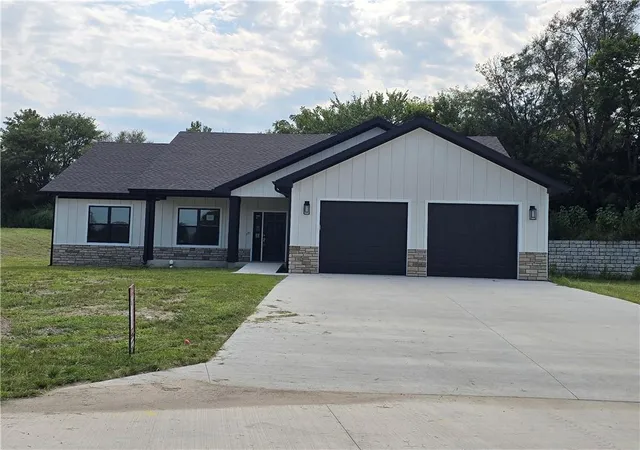 2nd image of 1007 George Ct, Effingham, KS 66023 | MLS# 2605302