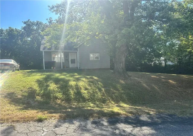 2nd image of 709 N Washington St, Warrensburg, MO 64093 | MLS# 2605907