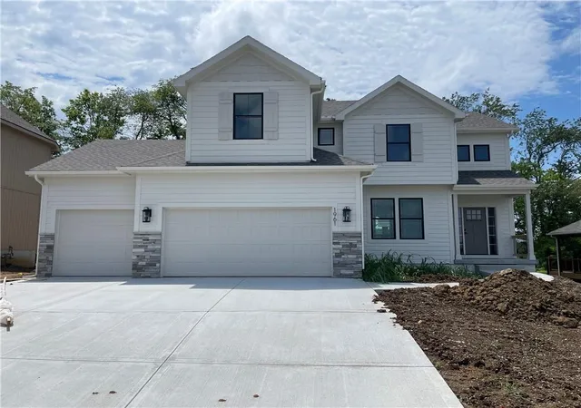 1st image of 1961 Longview Dr, Liberty, MO 64068 | MLS# 2606080