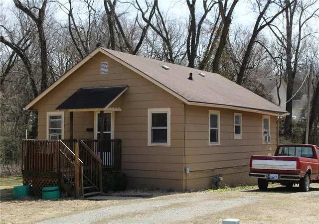 Photo 2 of Sale Pending at 1027 Delaware St, Leavenworth, KS 66048 | MLS# 2606249 | Listing updated on 2026-09-13