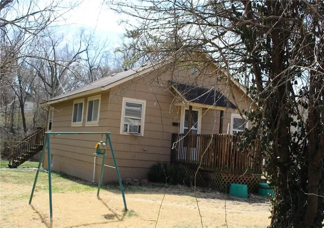 5th image of 1027 Delaware St, Leavenworth, KS 66048 | MLS# 2606249