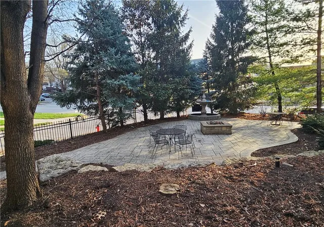 2nd image of 1207 W 45th St, Kansas City, MO 64111
