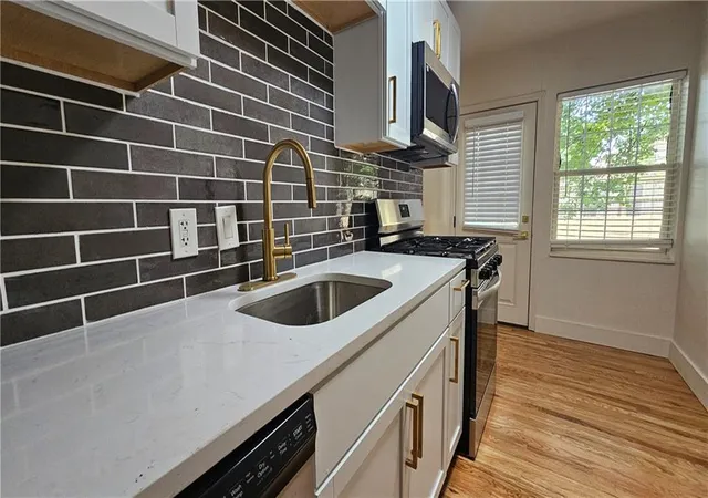 2nd image of 1207 W 45th St #2W, Kansas City, MO 64111 | MLS# 2606328
