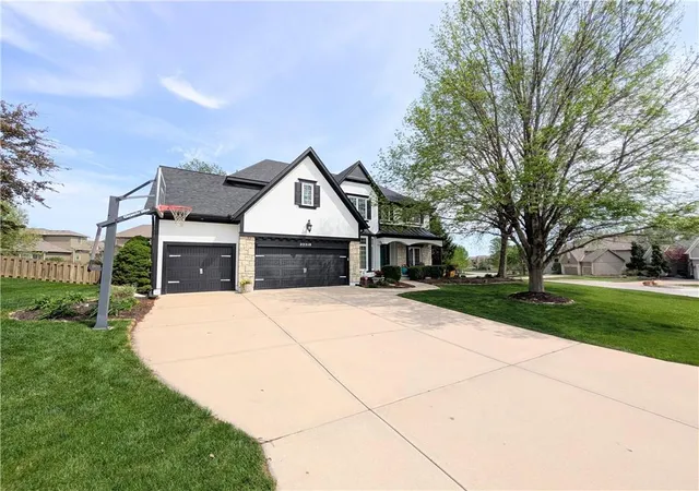 Homes for sale in Shawnee, KS | 22218 W 57Th St, Shawnee, KS 66226 | MLS# 2606407