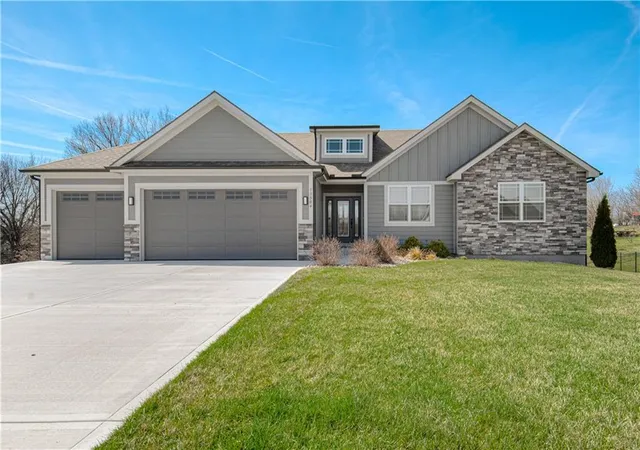 Homes for sale in Kearney, MO | 13504 Oakridge Dr, Kearney, MO 64060 | MLS# 2606418