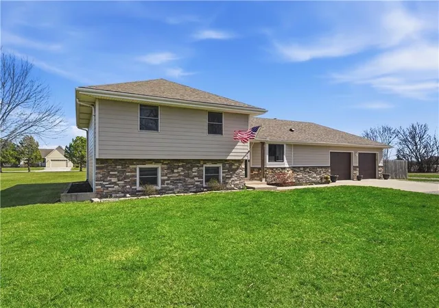 Homes for sale in Edgerton, KS | 17685 Edgerton Rd, Edgerton, KS 66021 | MLS# 2606518