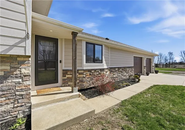 Homes for sale in Edgerton, KS | 17685 Edgerton Rd, Edgerton, KS 66021 | MLS# 2606518