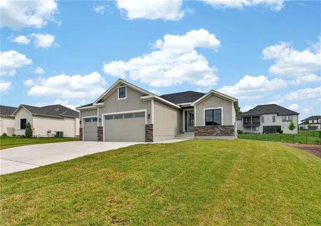 1st image of 2605 Ne Crestview St, Grain Valley, MO 64029 | MLS# 2606562