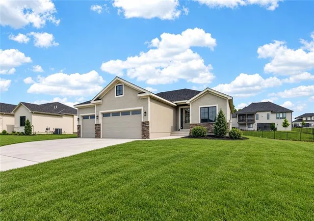 Photo 1 of Single family home for sale at 2605 Ne Crestview St, Blue Springs, MO 64029 | MLS# 2606562 | Listing updated on 2026-10-08