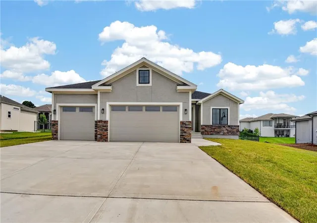 2nd image of 2605 Ne Crestview St, Grain Valley, MO 64029 | MLS# 2606562