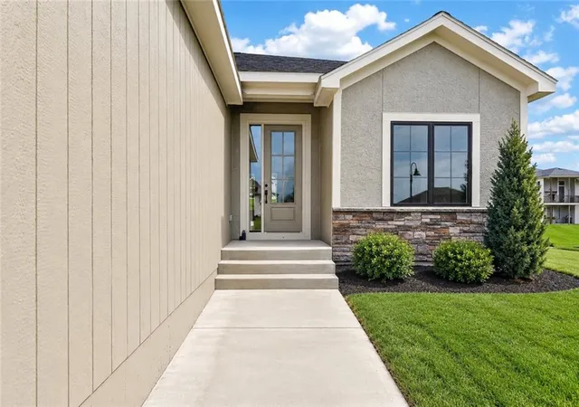 Photo 3 of Single family home for sale at 2605 Ne Crestview St, Blue Springs, MO 64029 | MLS# 2606562 | Listing updated on 2026-10-08