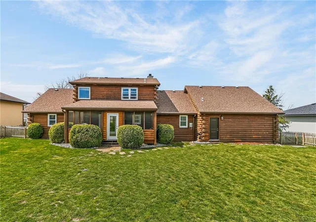 3rd image of 611 N Winnebago Dr, Lake Winnebago, MO 64034 | MLS# 2606608