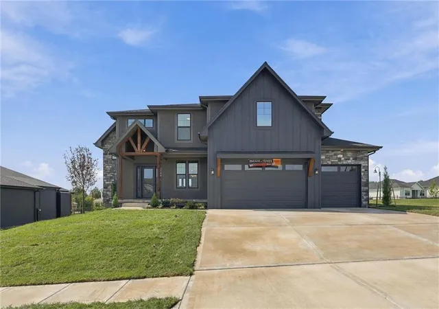 Photo 2 of Single family home for sale at 2700 Ne Crestview St, Grain Valley, MO 64029 | MLS# 2606700 | Listing updated on 2026-10-07