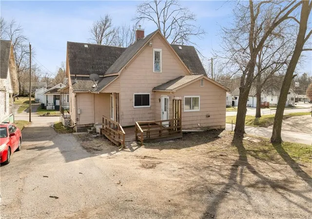 Photo 26 of Single family home for sale at 301 E Mitchell St, Marshall, MO 65340 | MLS# 2606751 | Listing updated on 2026-10-01