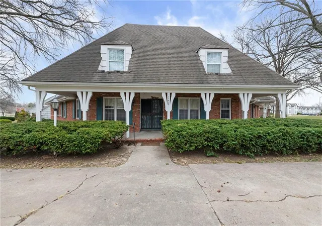 Homes for sale in Kansas City, MO | 11415 Minor Dr, Kansas City, MO 64114 | MLS# 2607072