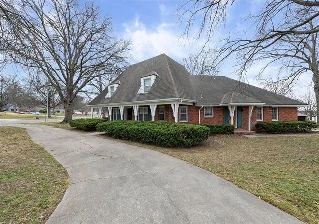 4th image of 11415 Minor Dr, Kansas City, MO 64114 | MLS# 2607072