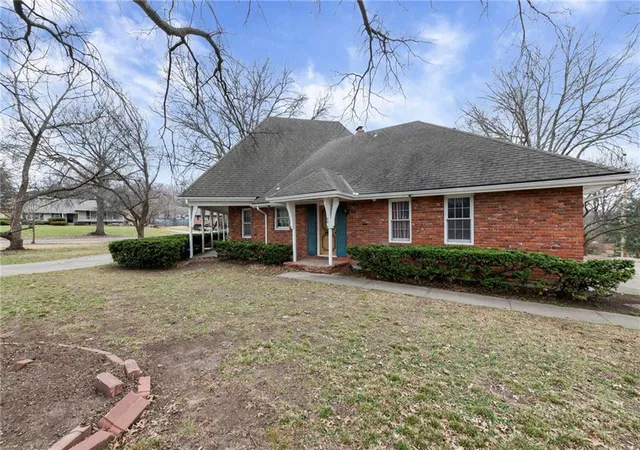 5th image of 11415 Minor Dr, Kansas City, MO 64114 | MLS# 2607072