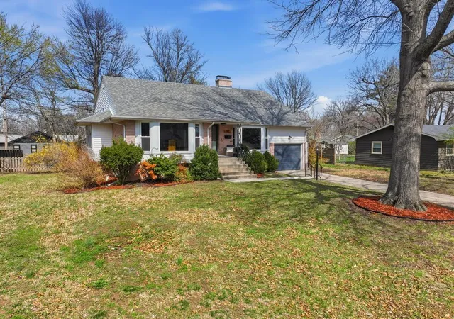 2nd image of 911 Euclid Blvd, Carthage, MO 64836 | MLS# 2607110