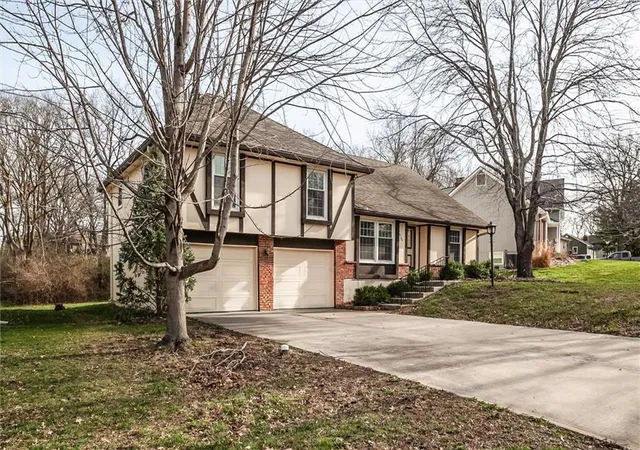2nd image of 10106 Nw Mirror Lake Dr, Kansas City, MO 64152 | MLS# 2607166