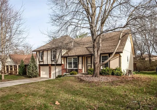 3rd image of 10106 Nw Mirror Lake Dr, Kansas City, MO 64152 | MLS# 2607166