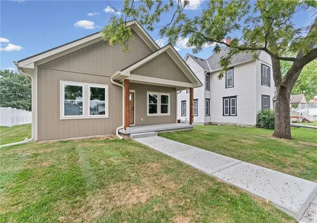 2nd image of 314 W 4th St, Cameron, MO 64429 | MLS# 2607403