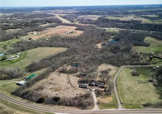 Photo 3 of Single family home for sale at 19209 Santa Fe Trl, Leavenworth, KS 66048 | MLS# 2607437 | Listing updated on 2026-09-13