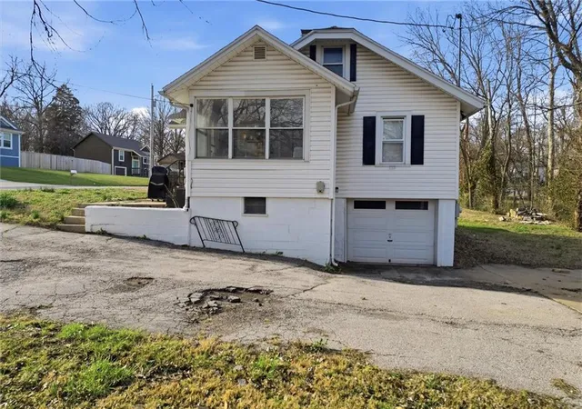 Listing Photo 2 - Condo for sale in building located at 106 Saratoga Ave, Excelsior Springs, MO 64024 - Unit #