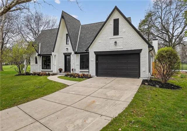 2nd image of 12815 Pembroke Cir, Leawood, KS 66209 | MLS# 2607738