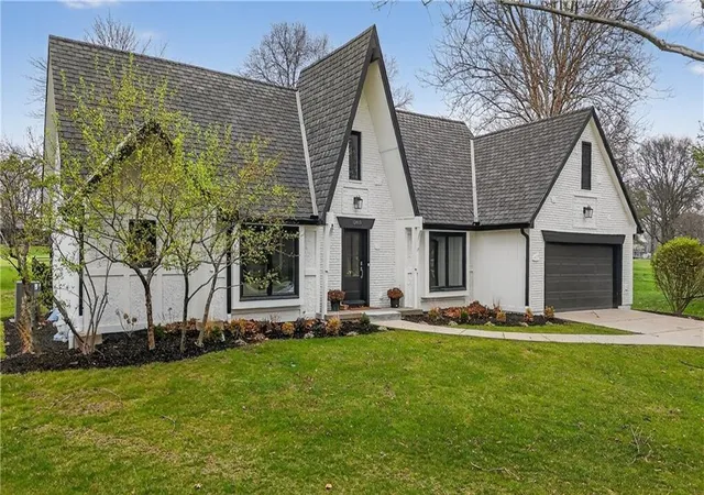 3rd image of 12815 Pembroke Cir, Leawood, KS 66209 | MLS# 2607738
