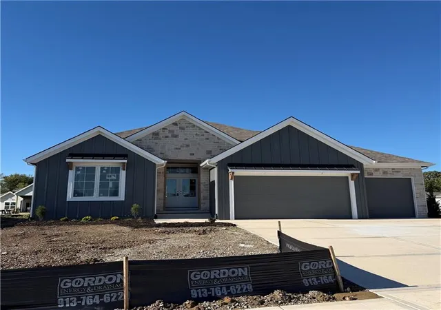 Photo 1 of Single family home for sale at 2304 Foxtail Dr, Kearney, MO 64060 | MLS# 2607871 | Listing updated on 2026-10-08