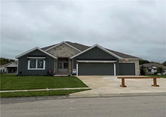 Photo 1 of Single family home for sale at 2304 Foxtail Dr, Kearney, MO 64060 | MLS# 2607871 | Listing updated on 2026-10-20